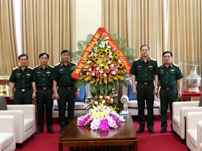 Thủ trưởng Bộ tư lệnh Quân khu 1 chúc mừng Thiếu tướng Hoàng Văn Hữu.