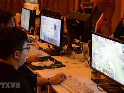 Người dân chơi trò chơi điện tử tại Thượng Hải, Trung Quốc. (Ảnh: AFP/TTXVN).