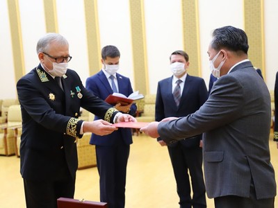 Đại sứ Nga tại Triều Tiên Alexander Matsegora (trái) trao huân chương của ông Putin cho đại diện phía Triều Tiên, Ngoại trưởng Ri Yong-ho (Ảnh: Đại sứ quán Nga tại Triều Tiên).