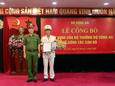 Thứ trưởng Nguyễn Duy Ngọc trao quyết định điều động và chúc mừng Đại tá Nguyễn Thanh Trang.