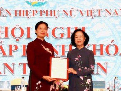 Bà Trương Thị Mai trao quyết định điều động bà Hà Thị Nga (Ảnh: Cổng TTĐT TƯ Hội LHPN Việt Nam).