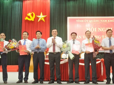 Thường trực Tỉnh ủy Quảng Nam trao quyết định và tặng hoa chúc mừng các đồng chí được Ban Bí thư chỉ định tham gia Tỉnh ủy nhiệm kỳ 2015-2020. Ảnh: Quảng Nam Online.