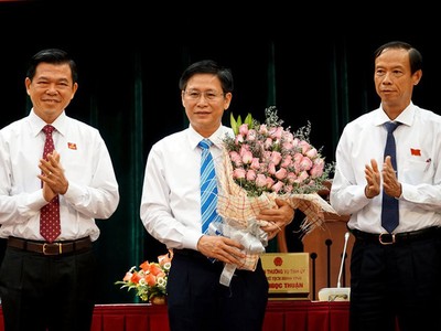 Lãnh đạo HĐND - UBND tỉnh Bà Rịa - Vũng Tàu chúc mừng ông Lê Ngọc Khánh (giữa).