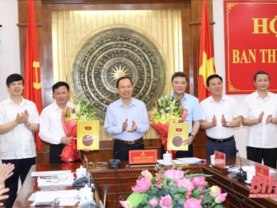 Thường trực Tỉnh ủy Thanh Hóa chúc mừng đồng chí Nguyễn Văn Thi (thứ hai bên trái) và đồng chí Lê Anh Xuân (thứ 3 bên phải). Ảnh: Báo Thanh Hóa.