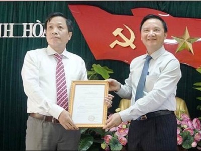 Ông Nguyễn Khắc Định - Bí thư Tỉnh ủy Khánh Hòa trao quyết định cho ông Hà Quốc Trị.