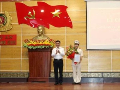 Phó Bí thư Thường trực Tỉnh ủy Quảng Bình tặng hoa chúc mừng Thượng tá Trần Quang Hiếu – Phó Giám đốc Công an tỉnh Quảng Bình.