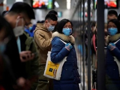 Người dân Trung Quốc đeo khẩu trang tại một nhà ga ở Thượng Hải hôm 23/1. Reuters. 