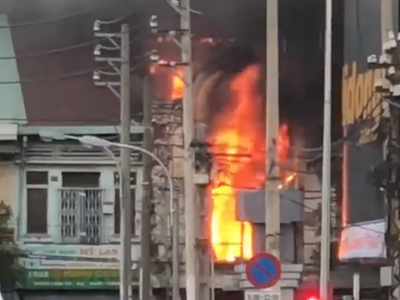 Ngọn lửa đỏ rực, bao trùm căn hộ xảy ra hoả hoạn. 