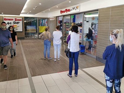 Người dân thực hiện giãn cách xã hội phòng lây nhiễm COVID-19 khi xếp hàng bên ngoài một cửa hàng ở Johannesburg, Nam Phi ngày 2/5/2020. (Ảnh: THX/TTXVN).