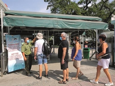 Các doanh nghiệp du lịch đang bắt tay nhau, ồ ạt tung ra các tour, sản phẩm giảm giá kịch sàn.