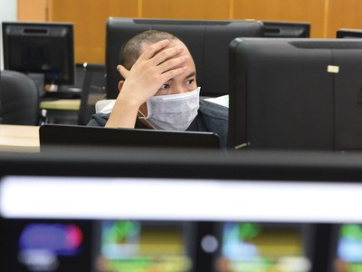 Khối ngoại bấp bênh, khối nội vẫn lĩnh xướng 