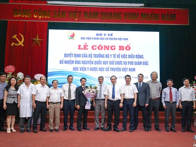 Lãnh đạo Bộ Y tế và Học viện Y Dược cổ truyền Việt Nam chúc mừng PGS.TS Nguyễn Quốc Huy.