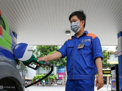 Ôtô bơm nhiên liệu tại trạm của Petrolimex ở TP HCM.