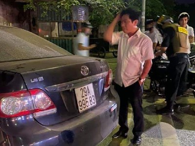 Lực lượng chức năng có mặt thì người đàn ông này mới chịu xuống xe.