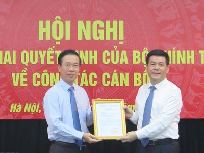 Đồng chí Võ Văn Thưởng trao quyết định cho đồng chí Nguyễn Hồng Diên.