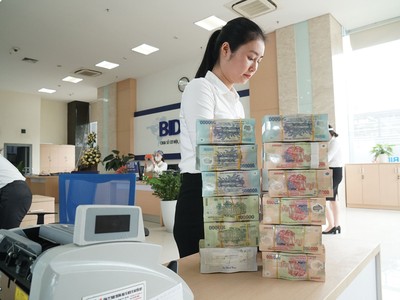 Ngân hàng hạ chỉ tiêu kinh doanh, tăng dự phòng rủi ro