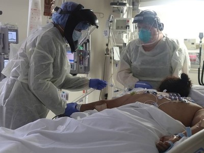 Nhân viên y tế chăm sóc bệnh nhân ở California ngày 12/5. Ảnh: Reuters.