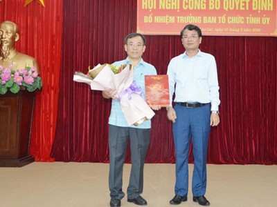 Ông Phạm Toàn Thắng (trái) nhận quyết định bổ nhiệm.