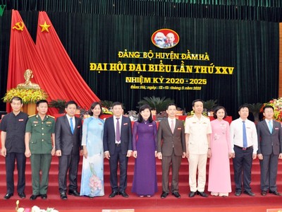 Ban Thường vụ Huyện ủy Đầm Hà khóa mới ra mắt Đại hội. Bí thư huyện ủy Nguyễn Thị Thu Hà (áo tím) được bầu trực tiếp tại Đại hội.