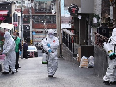 Các nhân viên y tế Hàn Quốc khử trùng khu vực Itaewon. (Nguồn: WTD).