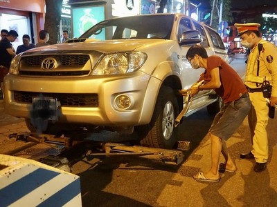 Cảnh sát niêm phong xe của tài xế Hải, đưa về trụ sở công an.