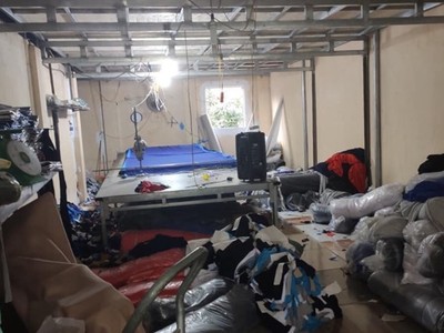 Bên trong cơ sở sản xuất hàng hiệu "nhái". (Ảnh: Công an thành phố Hà Nội).