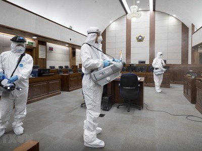 Nhân viên kiểm dịch phun khử trùng bên trong một tòa án ở Seoul, Hàn Quốc. (Ảnh: Yonhap/TTXVN).