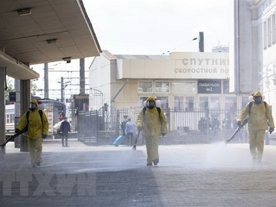 Nhân viên phun thuốc khử trùng nhằm ngăn chặn sự lây lan của COVID-19 tại ga tàu hỏa ở Moskva, Nga, ngày 15/5/2020. (Ảnh: THX/TTXVN).