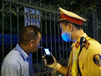 Lực lượng chức năng thổi nồng độ cồn tài xế H. (SN 1979). Người đàn ông này bị phạt 35 triệu đồng, tạm giữ phương tiện 7 ngày và bị tước quyền sử dụng giấy phép lái xe 23 tháng, do vi phạm nồng độ cồn 1,030 mg/lít khí thở. 