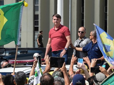 Tổng thống Jair Bolsonaro tham gia cùng những người biểu tình phản đối giãn cách xã hội ngày 19-04. Ảnh: AFP/Getty.