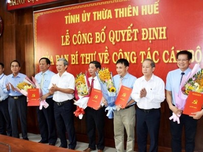 Lãnh đạo tỉnh Thừa Thiên Huế trao quyết định và chúc mừng các cán bộ được chỉ định, chuẩn y chức vụ mới.