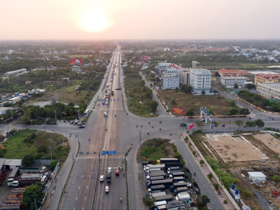 Điểm giao giữa đại lộ Nguyễn Văn Linh nối dài và đường Tân Túc tại trung tâm hành chính Bình Chánh.
