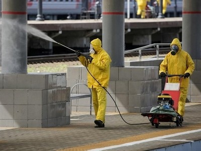 Phun chất khử trùng tại nhà ga Kievsky ở Moskva, Nga, ngày 18/5. Ảnh: Reuters.