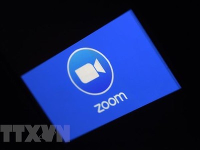 Biểu tượng ứng dụng họp trực tuyến Zoom trên màn hình điện thoại di động. (Nguồn: AFP/TTXVN).