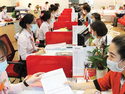 Ngân hàng vừa đảm bảo phòng dịch, vừa tăng tốc hỗ trợ khách hàng và nền kinh tế.