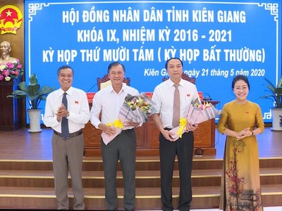 Ông Lâm Minh Thành (thứ hai từ phải qua) được bầu giữ chức Phó Chủ tịch UBDN tỉnh Kiên Giang. 