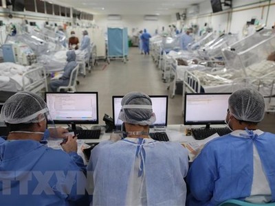 Nhân viên y tế điều trị cho bệnh nhân COVID-19 tại bệnh viện ở Manaus, Brazil. (Ảnh: AFP/TTXVN).