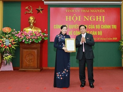Ông Phạm Minh Chính trao quyết định của Bộ Chính trị phân công bà Nguyễn Thanh Hải giữ chức Bí thư Tỉnh ủy Thái Nguyên.