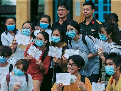 Các công dân vui mừng, phấn khởi khi hoàn thành thời gian cách ly theo dõi COVID-19. (Ảnh: Trọng Đạt/TTXVN).