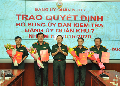 Trung tướng Trần Hoài Trung, Bí thư Đảng ủy, Chính ủy Quân khu 7 trao các quyết định và chúc mừng các tân Ủy viên Ủy ban Kiểm tra Đảng ủy Quân khu 7.
