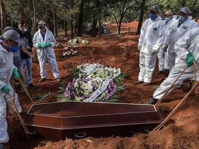 Công nhân mặc đồ bảo hộ chôn cất nạn nhân Covid-19 tại một nghĩa trang ở ngoại ô Sao Paulo, Brazil hôm 20/5. Ảnh: AFP.
