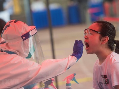 Nhân viên y tế lấy mẫu xét nghiệm COVID-19 cho trẻ nhỏ tại Vũ Hán, tỉnh Hồ Bắc, Trung Quốc ngày 15/5 vừa qua. (Ảnh: THX/TTXVN).