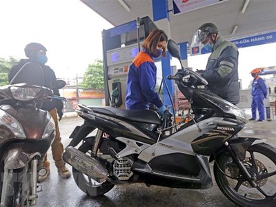 Mua bán xăng dầu tại cây xăng trên phố Lương Yên, quận Hai Bà Trưng, Hà Nội. (Ảnh: Trần Việt/TTXVN).