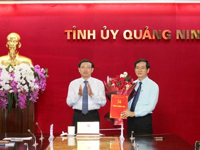 Bí thư Tỉnh ủy, Chủ tịch HĐND tỉnh Quảng Ninh Nguyễn Xuân Ký trao quyết định và chúc mừng đồng chí Vũ Quyết Tiến.