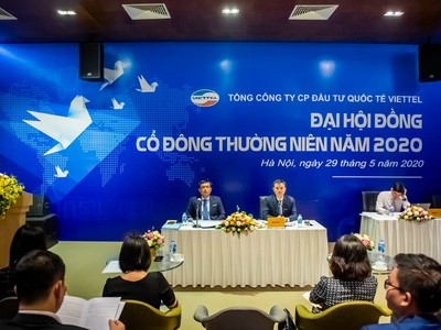 Các cổ đông thực hiện thủ tục check in bằng QR Code đúng kiểu của một công ty công nghệ.