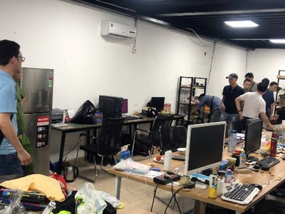 Cảnh sát khám xét đại lý cấp 1 được nhóm tổ chức đánh bạc đặt tại Hà Nội. 