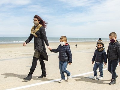 Người dân dạo trên bãi biển ở Dunkirk, Pháp. (Ảnh: THX/TTXVN).