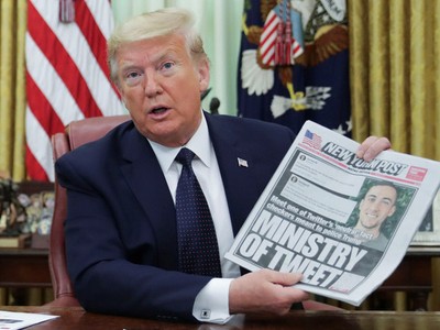 Ông Trump sau khi ký sắc lệnh về mạng xã hội hôm 28/5. Ảnh: Reuters.