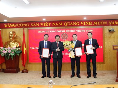 Ông Y Thanh Hà Niê Kđăm - Ủy viên dự khuyết Trung ương Đảng, Bí thư Đảng ủy Khối Doanh nghiệp Trung ương trao Quyết định cho 3 cá nhân.