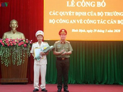 Thiếu tướng Lê Tấn Tới, Thứ trưởng Bộ Công an trao quyết định cho cho Đại tá Võ Đức Nguyện - Giám đốc Công an tỉnh Bình Định.
